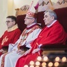 Bp Marek Mendyk w asyście ks. Tomasza Czubaka (proboszcza) i ks. Edwarda Szajdy (dziekana).