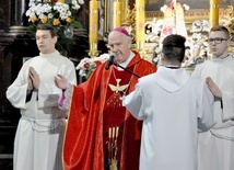 Biskup w czasie Mszy św. przy ołtarzu MB Częstochowskiej.