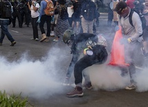 W Waszyngtonie policja użyła granatów hukowych i flar, by rozpędzić protest