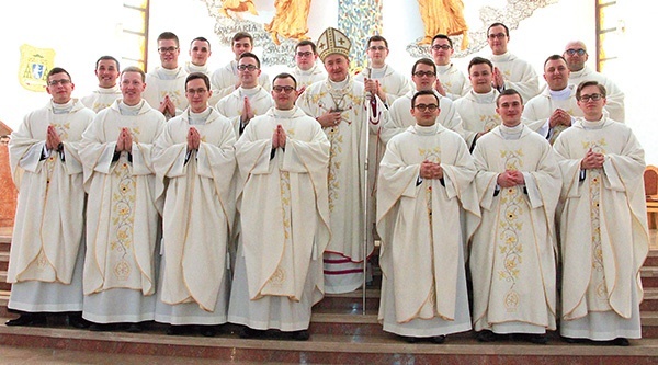 Neoprezbiterzy z biskupem tarnowskim.