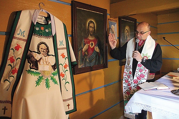Ks. Stanisław Kowalik pobłogosławił ornat papieski, wyhaftowany przez panie z miejscowego Koła Gospodyń Wiejskich w darze dla największego bacy.