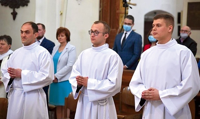 Święcenia diakonatu przyjęli (od lewej): Artur Kosiorek, Adam Łukaszewicz i Hubert Sierpert.