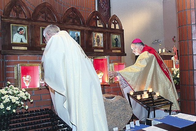Biskup Włodarczyk i ks. Stec-Sala umieścili relikwie pierwszego stopnia w gablotach.