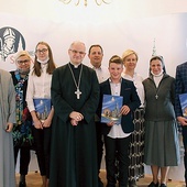 Wspólne zdjęcie laureatów i ich katechetów z biskupem.
