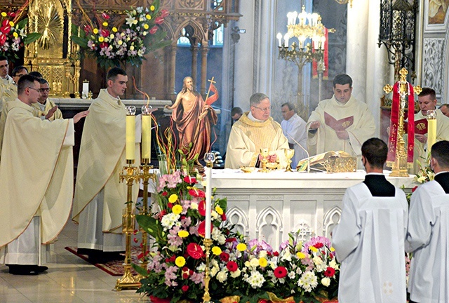 ▲	Tegoroczni neoprezbiterzy koncelebrują z bp. Henrykiem Tomasikiem swą pierwszą Eucharystię. Przy ołtarzu od lewej księża: Michał Kopciński, Michał Nachyła, Paweł Łęcki i Łukasz Szymański.