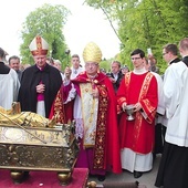 Uroczystości w sanktuarium rozpoczyna co roku pielgrzymka z relikwiami chrzciciela Gdańska, od bazyliki Mariackiej do kościoła na południowej granicy miasta.