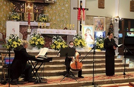 Janusz Kohut, Urszula Mizia i Joanna Korpiela-Jatkowska zagrali i zaśpiewali dla św. Jana Pawła II.