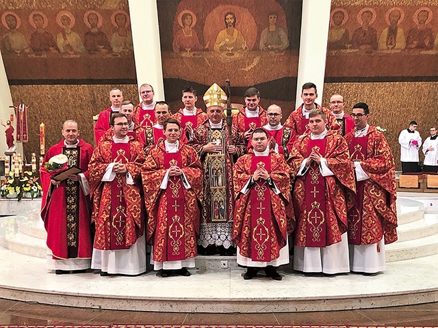 Nowo wyświęceni z bp. Romanem Pindlem i przełożonymi z seminarium.