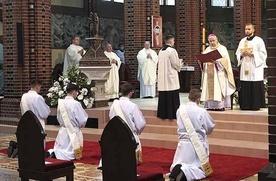 W katedrze sakramentu kandydatom udzielił bp Jan Kopiec.