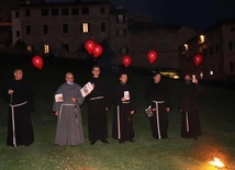 Franciszkanie zorganizowali wydarzenie na łące przed górną bazyliką.