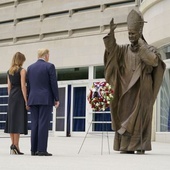 Prezydent Trum wraz z żoną w sanktuarium Jana Pawła II