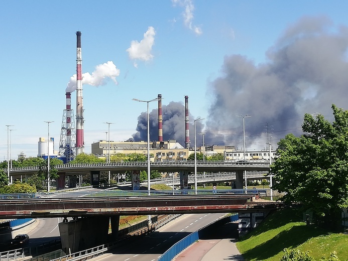 Pożar złomowiska samochodów w gdańskim porcie