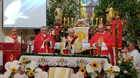 Jubilat w czasie Mszy św. w otoczeniu zaprzyjaźnionych kapłanów.
