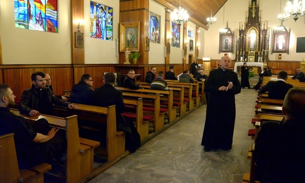 Spotkanie przewodników poprowadził ks. Mirosław Kszczot (stoi w środku nawy kościoła), dyrektor Pieszej Pielgrzymki Diecezji Radomskiej na Jasną Górę.