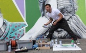 Cukin maluje graffiti wokół hospicjum