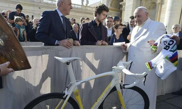 Dzisiaj na aukcję "We Run Together" papież wystawił rower Petera Sagana, wielokrotnego mistrza świata ze Słowacji.