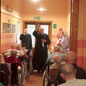 Biskup Kiernikowski pobłogosławił pacjentów.