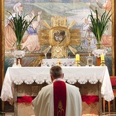 ▲	Serce na drzwiach tabernakulum w Kozłowie Biskupim przypomina wiernym, że On cierpliwie czeka na nas.