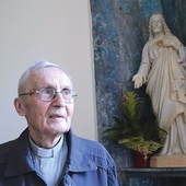 Sercanin obok figury, przed którą w 1960 roku w Tarnowie składał swoje pierwsze śluby zakonne.