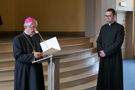 Abp Sławoj Leszek Głódź wręczył kapłanom dekrety kierujące do nowych zadań duszpasterskich.