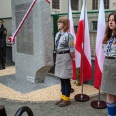 Warta honorowa harcerzy przy pomniku 96 ofiar katastrofy smoleńskiej.