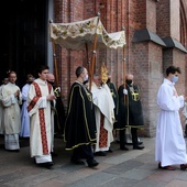 Chrystus nie chce złotych monstrancji, ale naszych serc