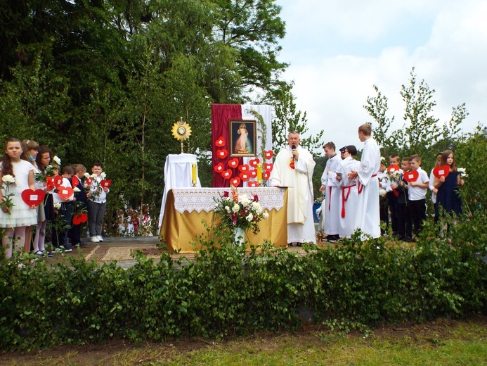 Ołtarze przygotowane były tematycznie. Przy jednym z nich, najbliższej Jezusa były dzieci.