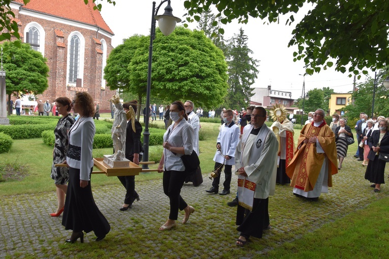 W tym roku procesje Bożego Ciała w diecezji płockiej odbywały się w pobliżu kościołów i wokół nich, a wszystko z powodu trwającego stanu epidemii koronawirusa.