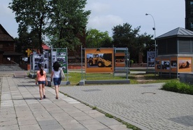 Stalowa Wola, plac przed biblioteką. Wystawa sprzętu Zakładów Południowych i HSW S.A.