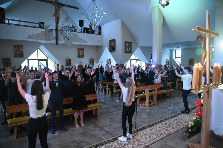 Animatorzy tańca zachęcali uczestników do aktywnego udziału w koncercie ewangelizacyjnym. 