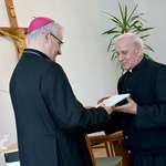 Wręczenie dekretów w auli Świdnickiej Kurii Biskupiej