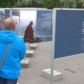 Tablice pamięci o św. Janie Pawle II na Westerplatte