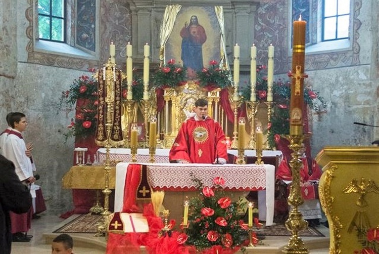 Ks. Michał Wójcik po latach posługi ministranta i lektora po raz pierwszy stanął przy bestwińskim ołtarzu jako kapłan.