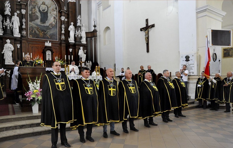 7 mężczyzn złożyło ślubowanie i założyło papieską mantulę.