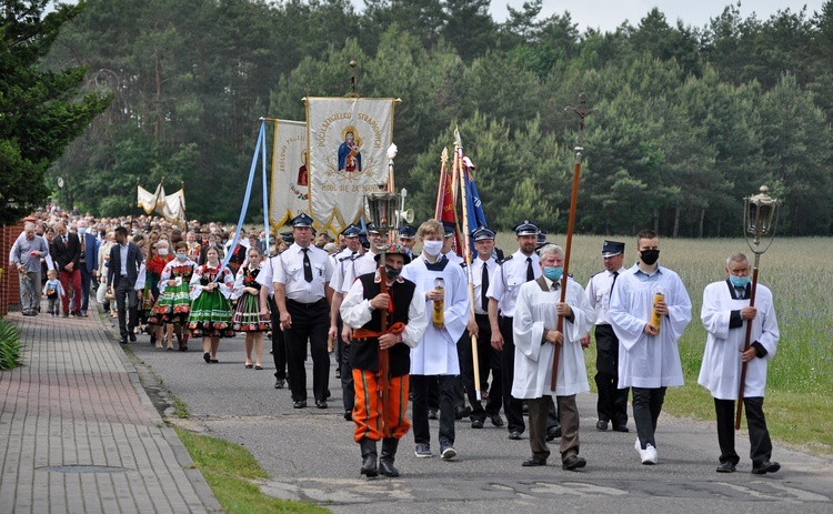 Procesja w uroczystość Bożego Ciała szła ulicami Domaniewic.