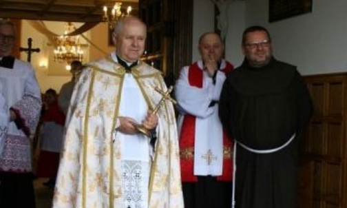 W progu kościoła powitał prymicjanta proboszcz ks. kan. Marek Bandura.