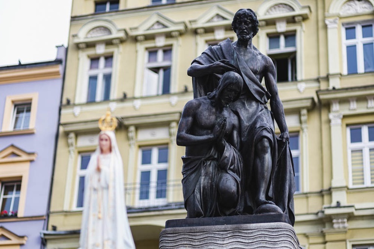 Poświęcenie figury Matki Bożej Fatimskiej na noworudzkim Rynku