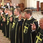 Siedmiu mężczyzn w Pułtusku i sześciu w Pniewie (na zdjęciu) powiększyło grono członków stowarzyszenia, które odwołuje się do dziedzictwa papieża Polaka.