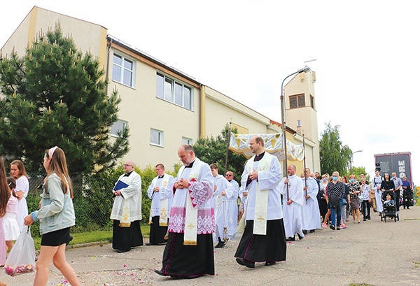 W parafii św. Rafała Kalinowskiego w Elblągu procesja odbyła się tylko wokół kościoła.