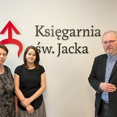 Od prawej: dk. Tadeusz Cieślik wraz z Joanną Pakuzą i Bożeną Pietyrą, redaktorkami wydawnictwa.