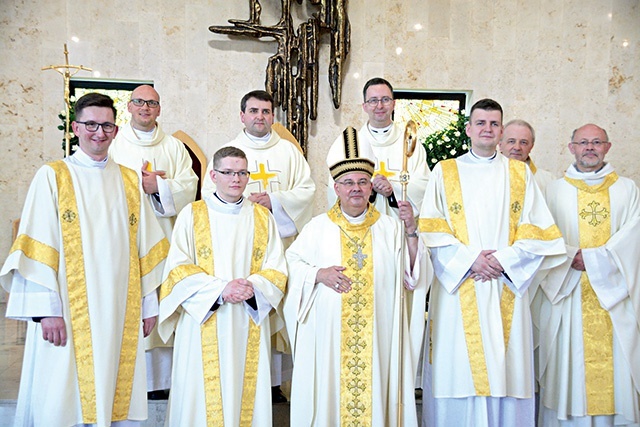 ▲	W pierwszym rzędzie trzech nowych diakonów  wraz z biskupem.
