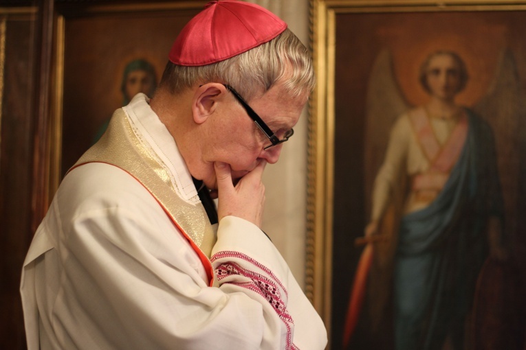 "Autentyczna świętość kapłana nobilituje solidną zwyczajność" - napisał do księży biskup Libera.