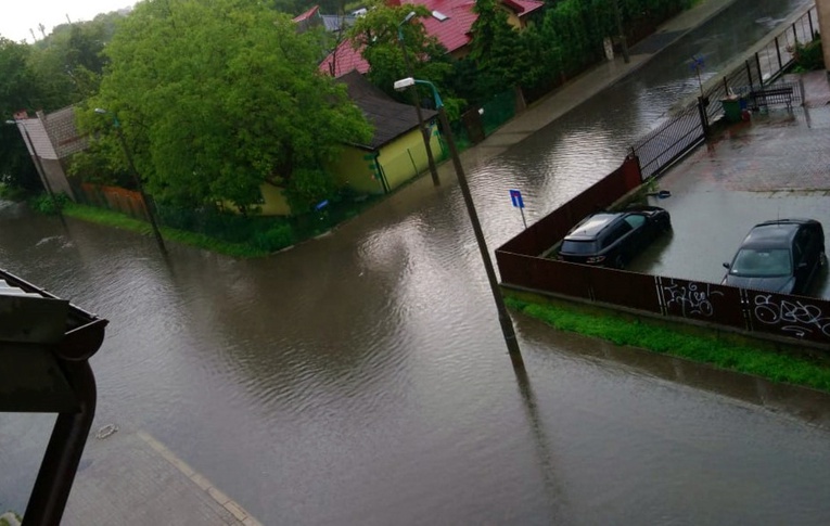 Ul. Kanałowa w centrum Radomia. Tu, oprócz ulicy, nawałnica zalała podziemny garaż. 