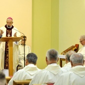 Ordynariusz świdnicki w czasie homilii wygłoszonej do księży dziekanów.