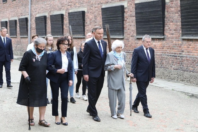 Prezydent Andrzej Duda z byłymi więźniarkami (z prawej Lucyna Adamkiewicz) podczas obchodów 80. rocznicy przywiezienia pierwszego transportu Polaków do największego niemieckiego obozu zagłady Auschwitz-Birkenau.