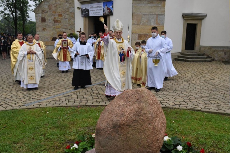 Błogosławieństwo obelisku.