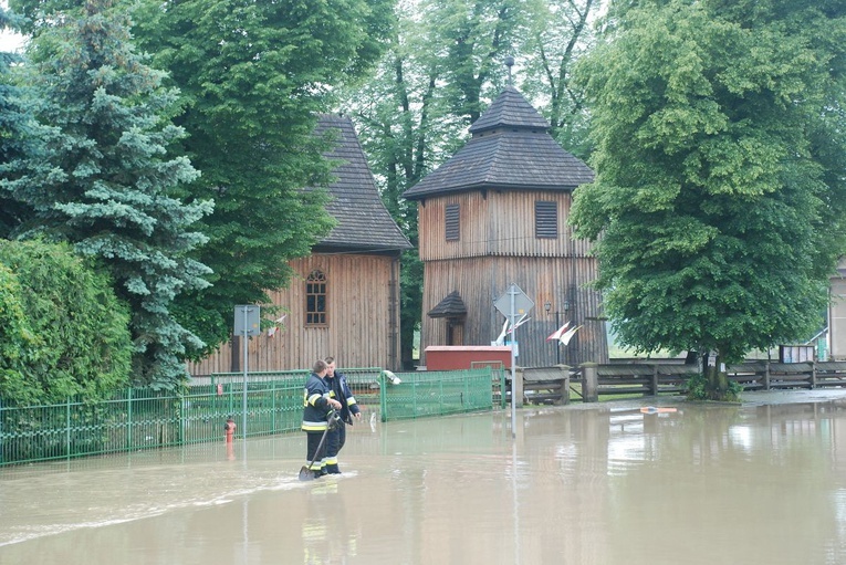 Po ulewnych deszczach zalane m.in. centrum Łapanowa