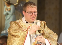 Ks. Piotr Bułka sprawował prymicyjną Eucharystię w parafialnym kościele w Rajczy.