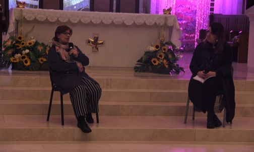 Ewa Kusz (po lewej) odpowiadała na pytania zgromadzonych w świątyni. Solidarność z pokrzywdzonymi. Modlitwa za zranionych w Kościele