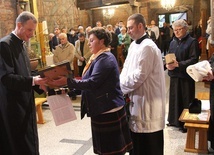 Uczestnicy Mszy św. trydenckiej w Mikuszowicach Krakowskich dziękują ks. Grzegorzowi Klaji za jego duszpasterską opiekę i celebracje Mszy św. łacińskiej.